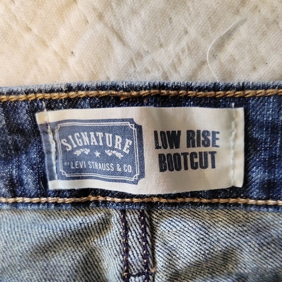 Levi's Signature Women's Low Rise Boot Cut Jeans - Classic Blue Size 10L - Picture 2 of 6